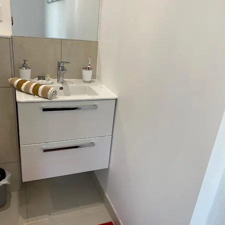 Superbe Parentaledouche Privee Et Wc Prives, Wifi, Cuisine Integree *