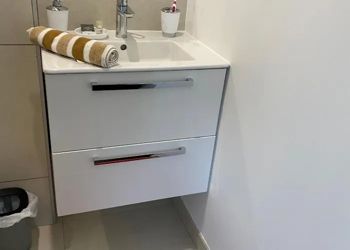 Superbe Parentaledouche Privee Et Wc Prives, Wifi, Cuisine Integree 旺德夫尔莱南锡